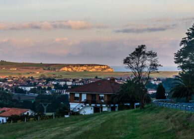 La familia Pombo veranea en esta playa de Cantabria