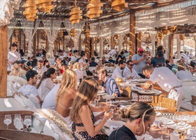 ¿Con qué tiempo de antelación debo reservar mesa VIP en Mykonos?