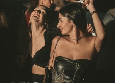 Diferencias entre dress codes de clubes de lujo y pubs más casuales en Londres