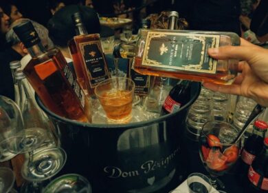 Cómo las discotecas de Mykonos crean drinks temáticos de Navidad